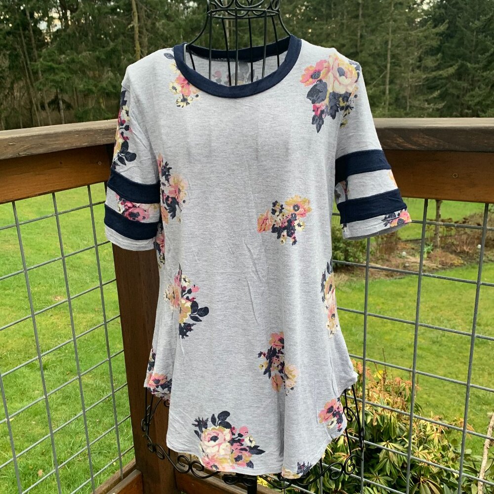Maurices Ladies size XS Gray Floral Short Sleeve T-shirt with Rounded Hem